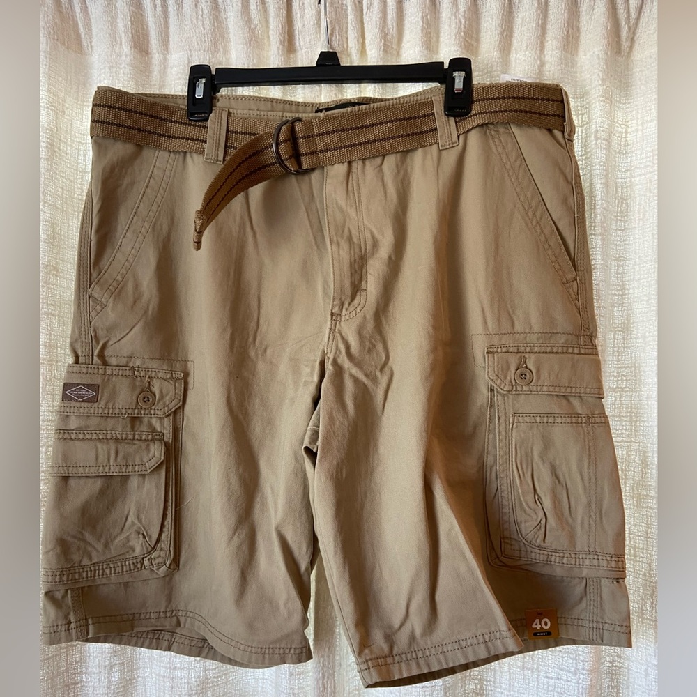 NWT Men’s khaki cargo shorts by Lee size 40.